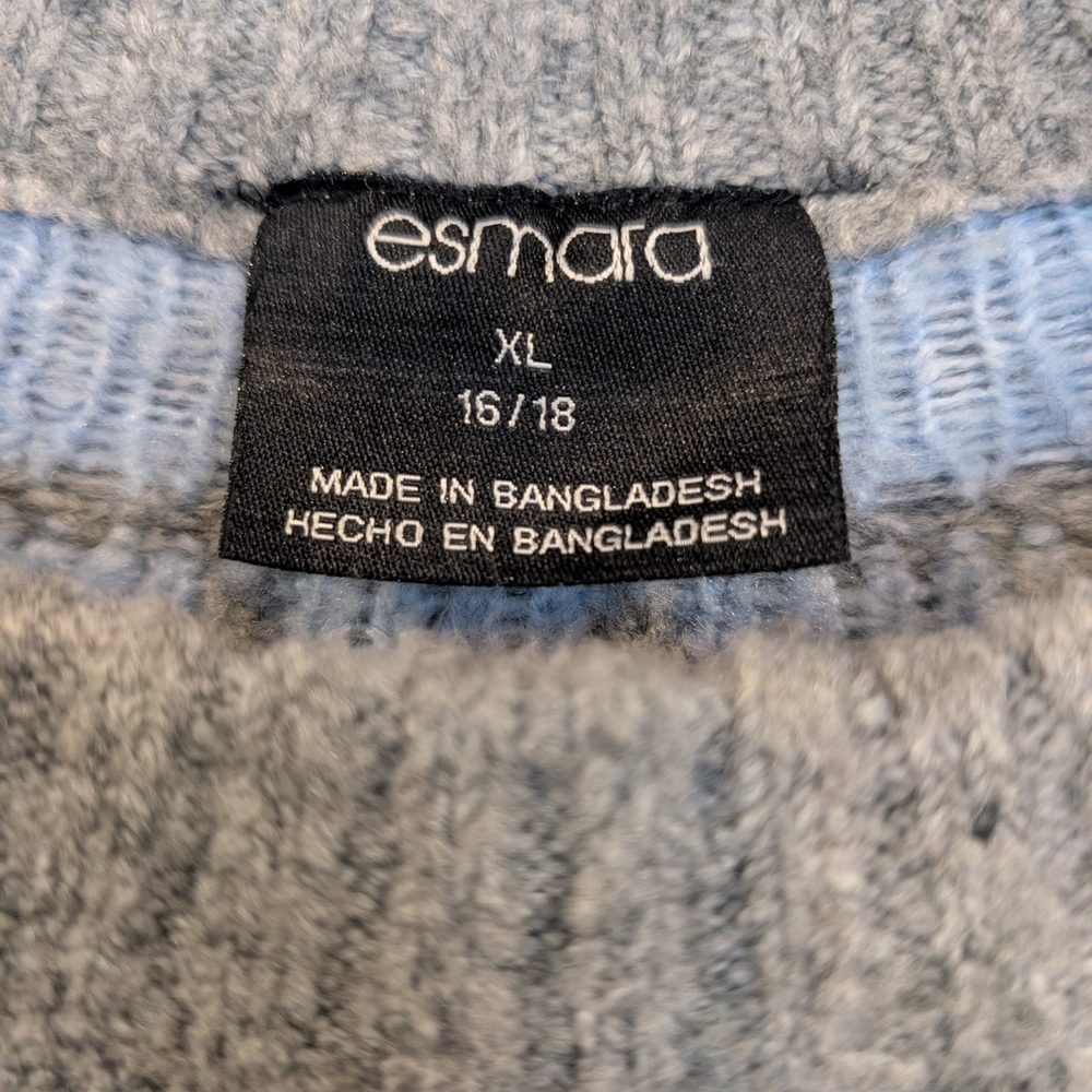 Cozy Gray Patterned Women's Sweater - Picture 3 of 7